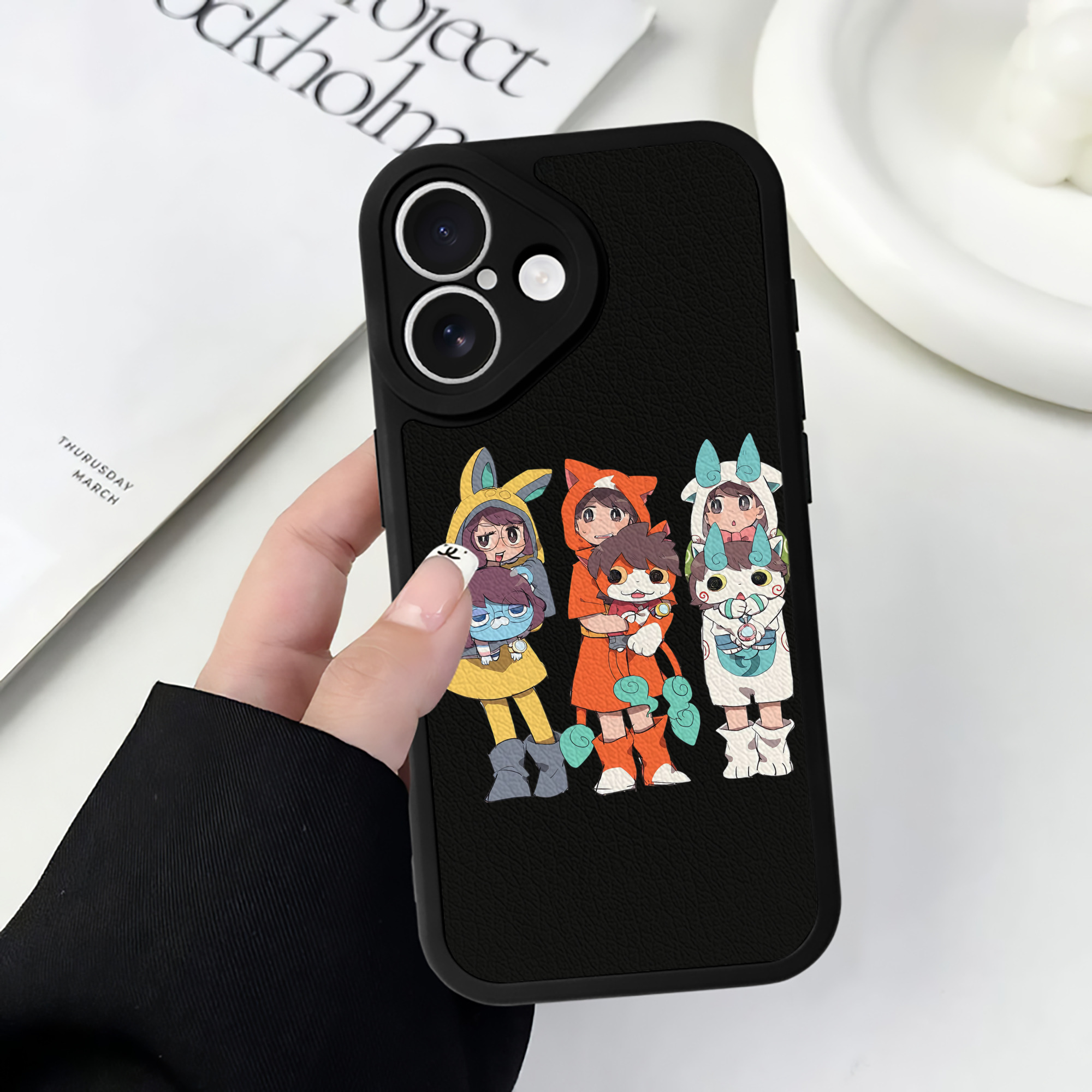 （画像用） 妖怪ウォッチ Yo-kai Watch 【iPhone 16シリーズ対応】シリコンスマホケース（レザー調） 材質：シリコン